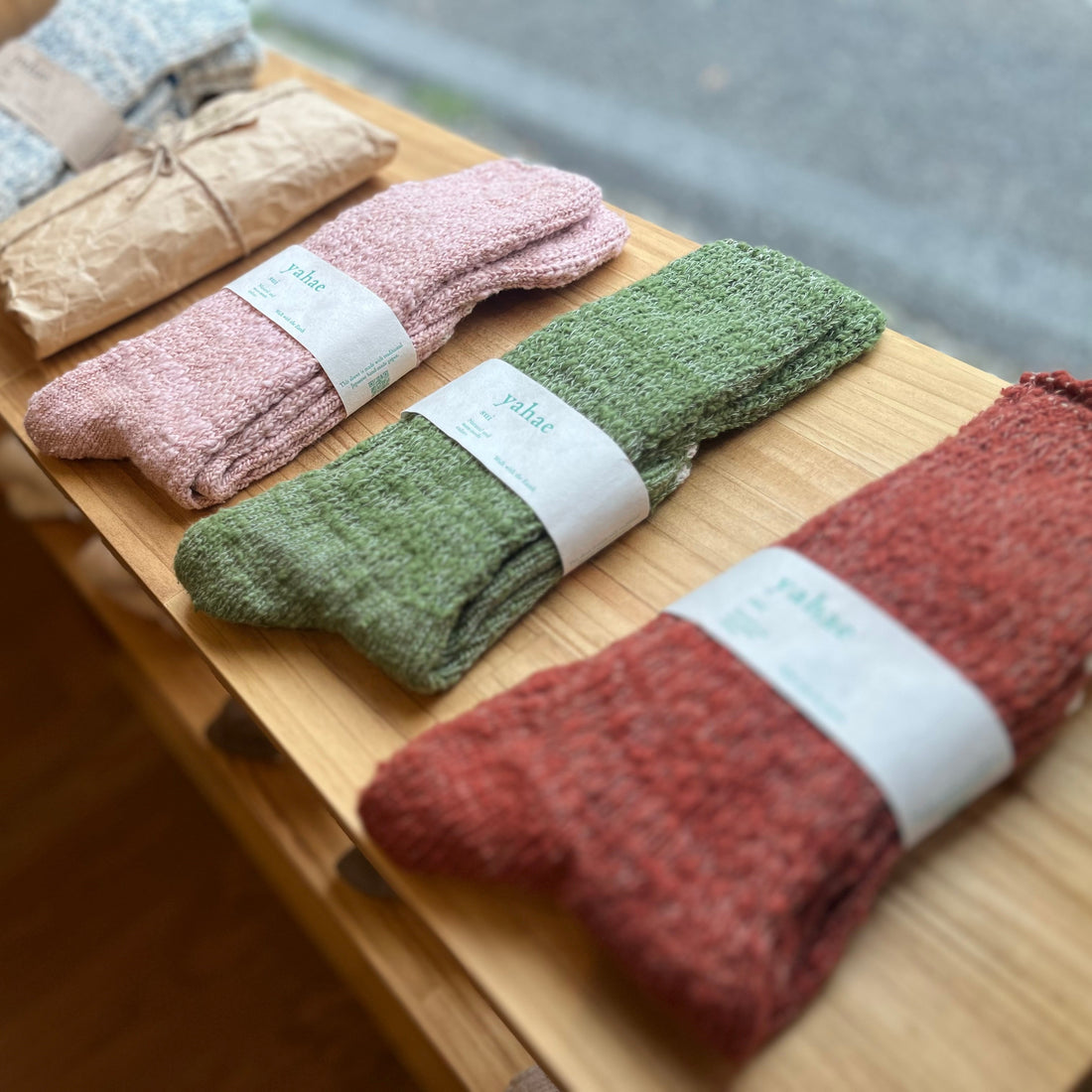 芦屋で見つける特別な靴下のギフト。明治のガラ紡機が紡ぐ「yahae」ガラ紡靴下の温もり