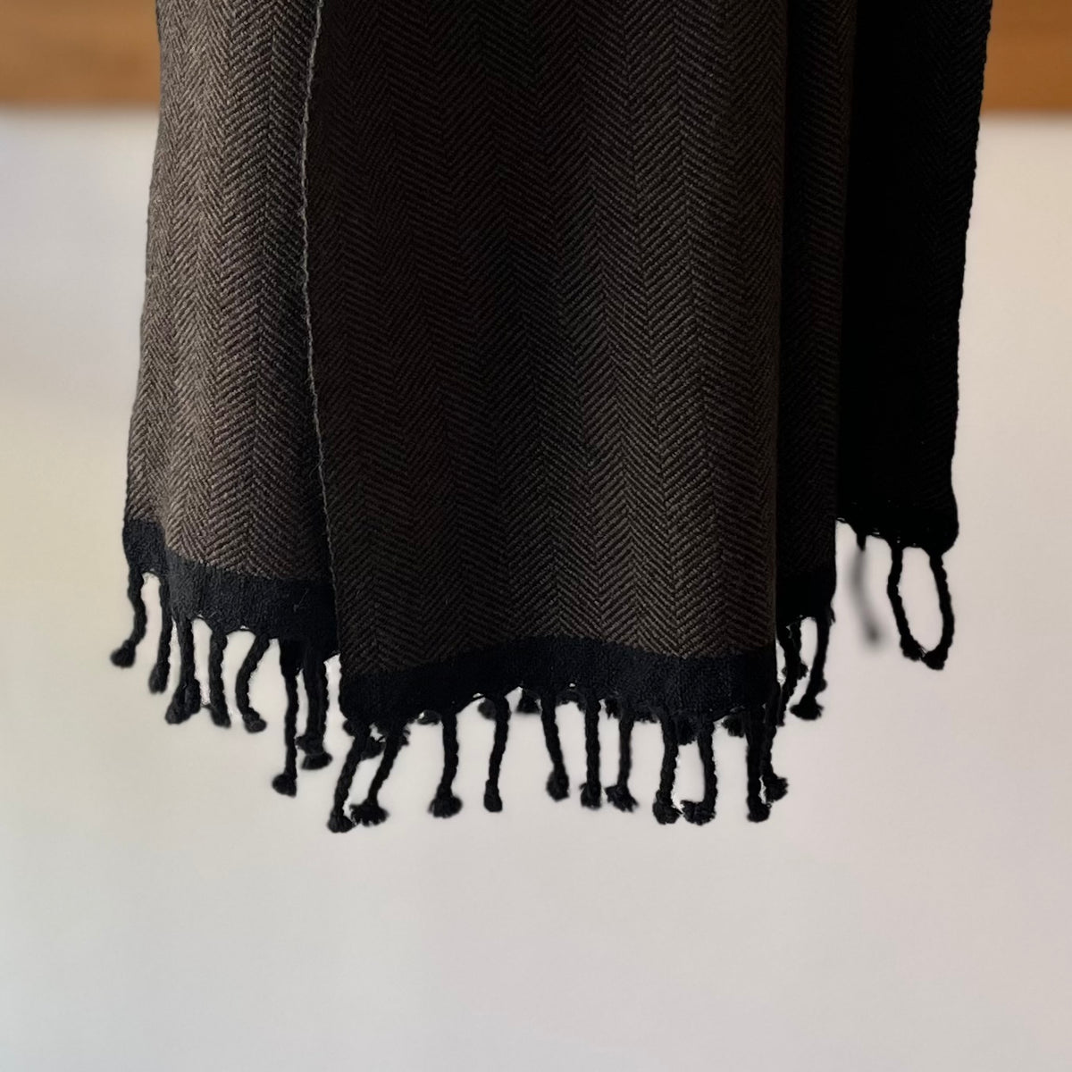 【atdusk】no2 カシミヤストール herringbone｜ヘリンボーン柄 黒×チョコレート 受注生産 日本製
