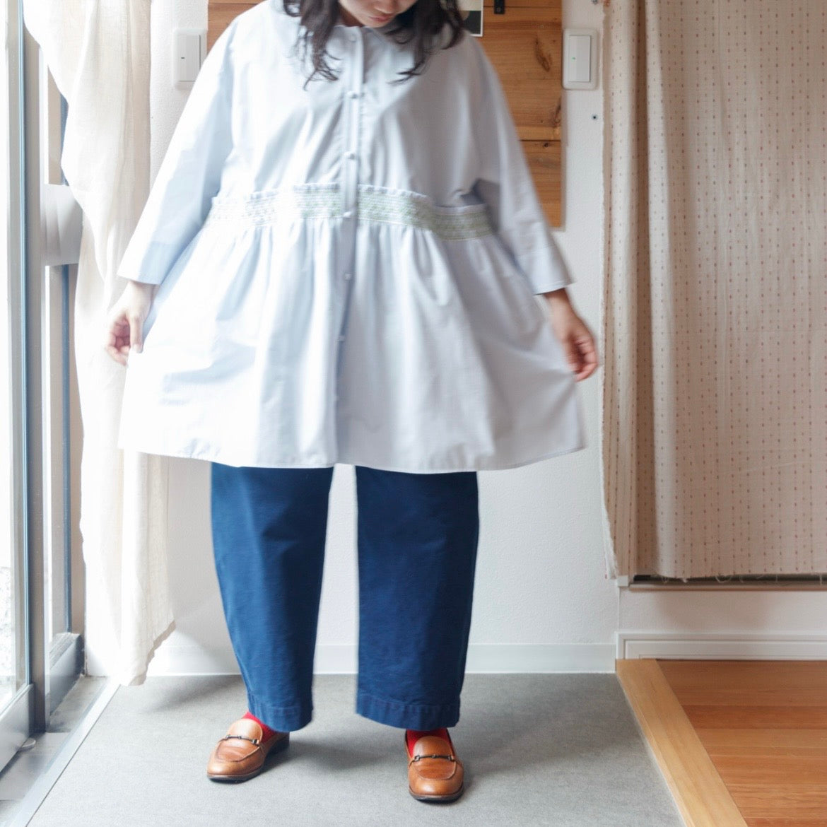 ASEEDONCLOUD ガーデナーパジャマチュニック（ライトブルー・品番:251607）の正面全体着用写真（156cmのモデル着用、フォーカルポイント設定画面なし）