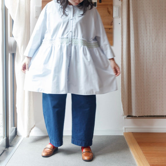ASEEDONCLOUD ガーデナーパジャマチュニック（ライトブルー・品番:251607）の正面全体着用写真（156cmのモデル着用、フォーカルポイント設定画面なし）