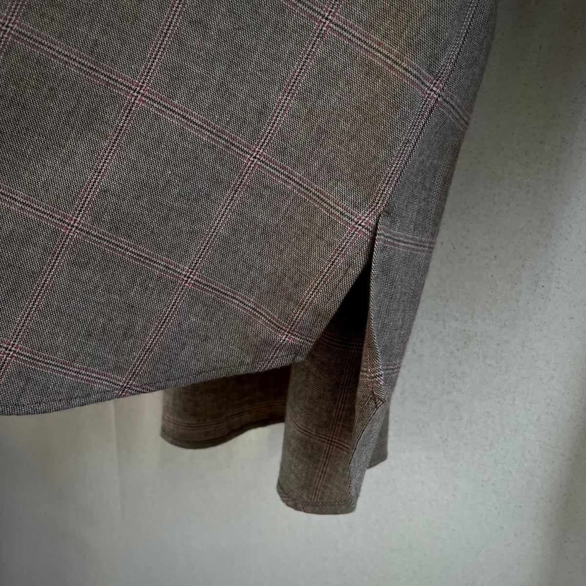 ASEEDONCLOUD Handwerker HW basic shirt チェックシャツ（グレーチェック・品番:262608）のサイドスリットディテール写真