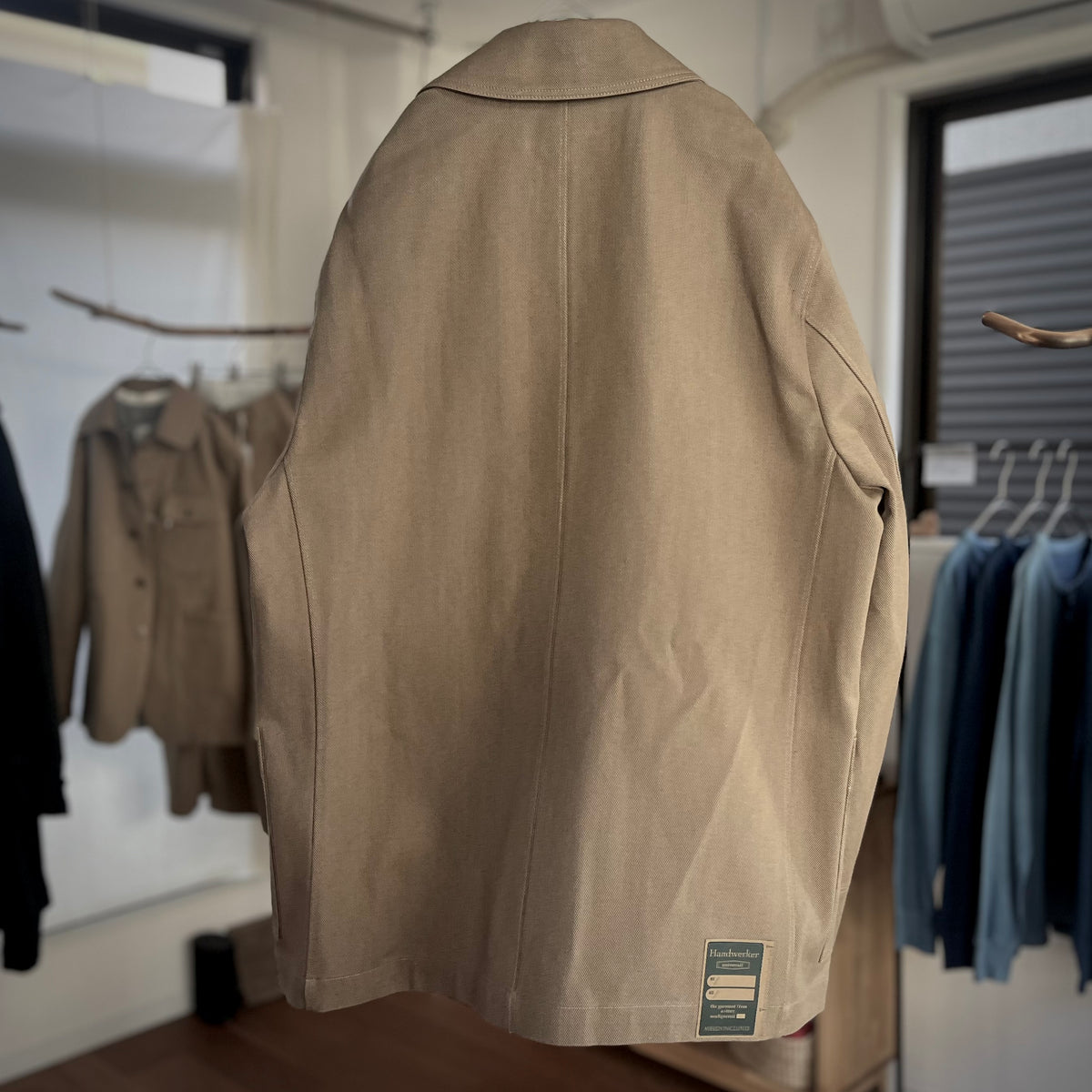 【ASEEDONCLÖUD】Handwerker ミーティングジャケット Khaki｜西脇産ツイル カバーオール 日本製 262206 背面全体画像