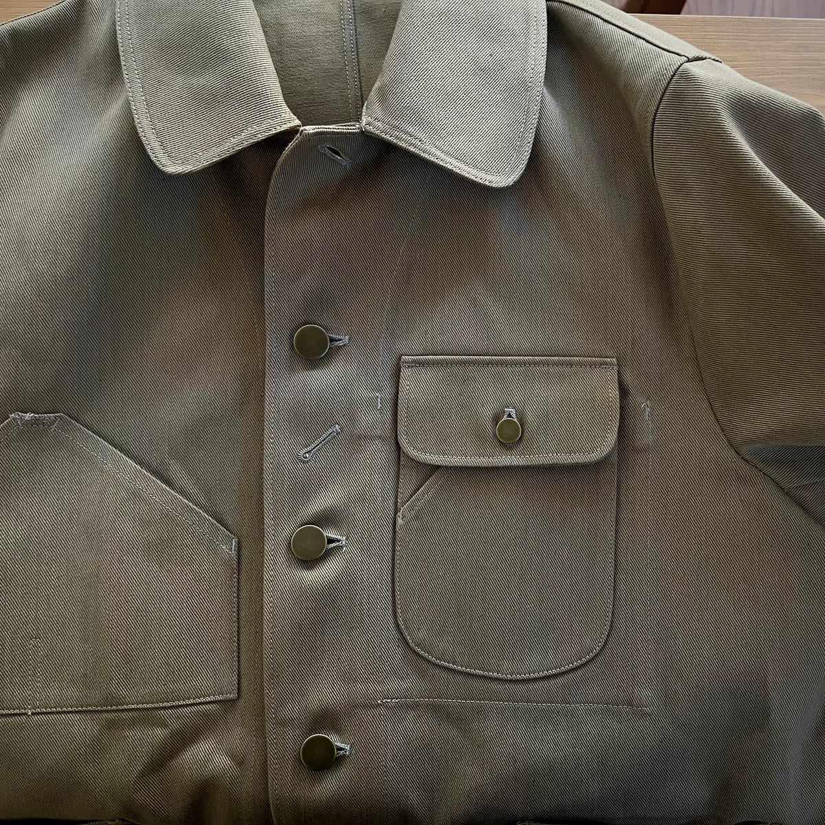 【ASEEDONCLÖUD】Handwerker ミーティングジャケット Khaki｜西脇産ツイル カバーオール 日本製 262206 胸フラップポケットディテール