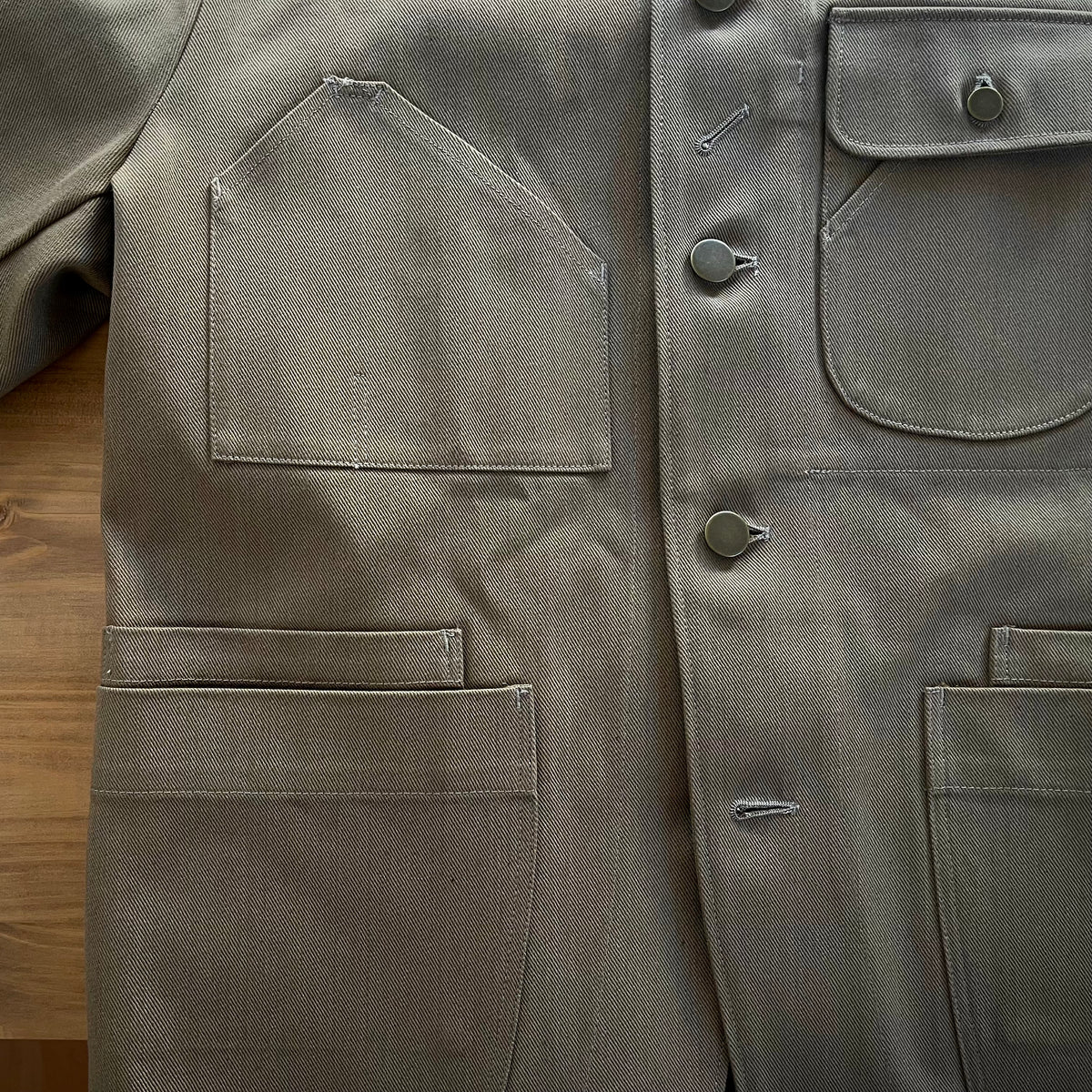 【ASEEDONCLÖUD】Handwerker ミーティングジャケット Khaki｜西脇産ツイル カバーオール 日本製 262206 ポケットディテール