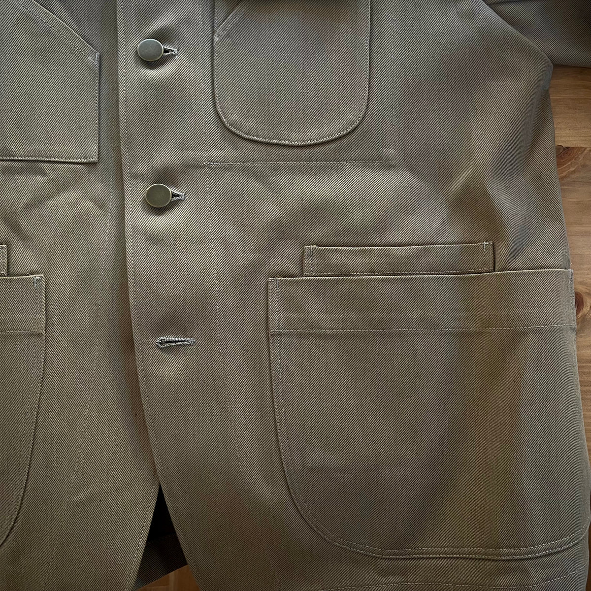 【ASEEDONCLÖUD】Handwerker ミーティングジャケット Khaki｜西脇産ツイル カバーオール 日本製 262206 脇ポケットディテール