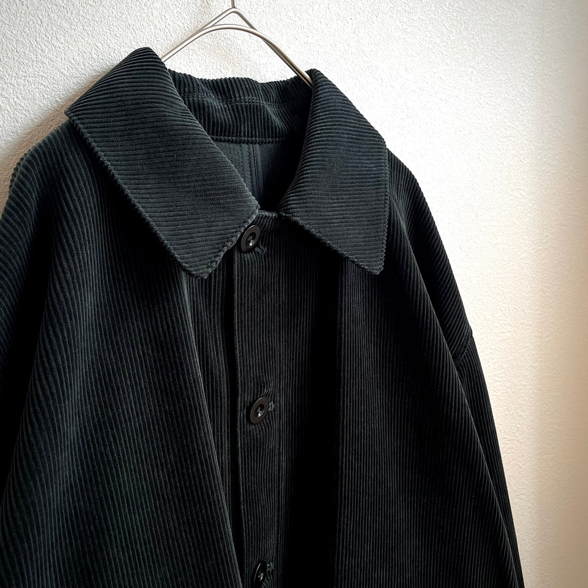 ASEEDONCLOUD Handwerker HW overcoat コーデュロイ素材のダークグリーン色オーバーコート品番262106 襟元ディテール