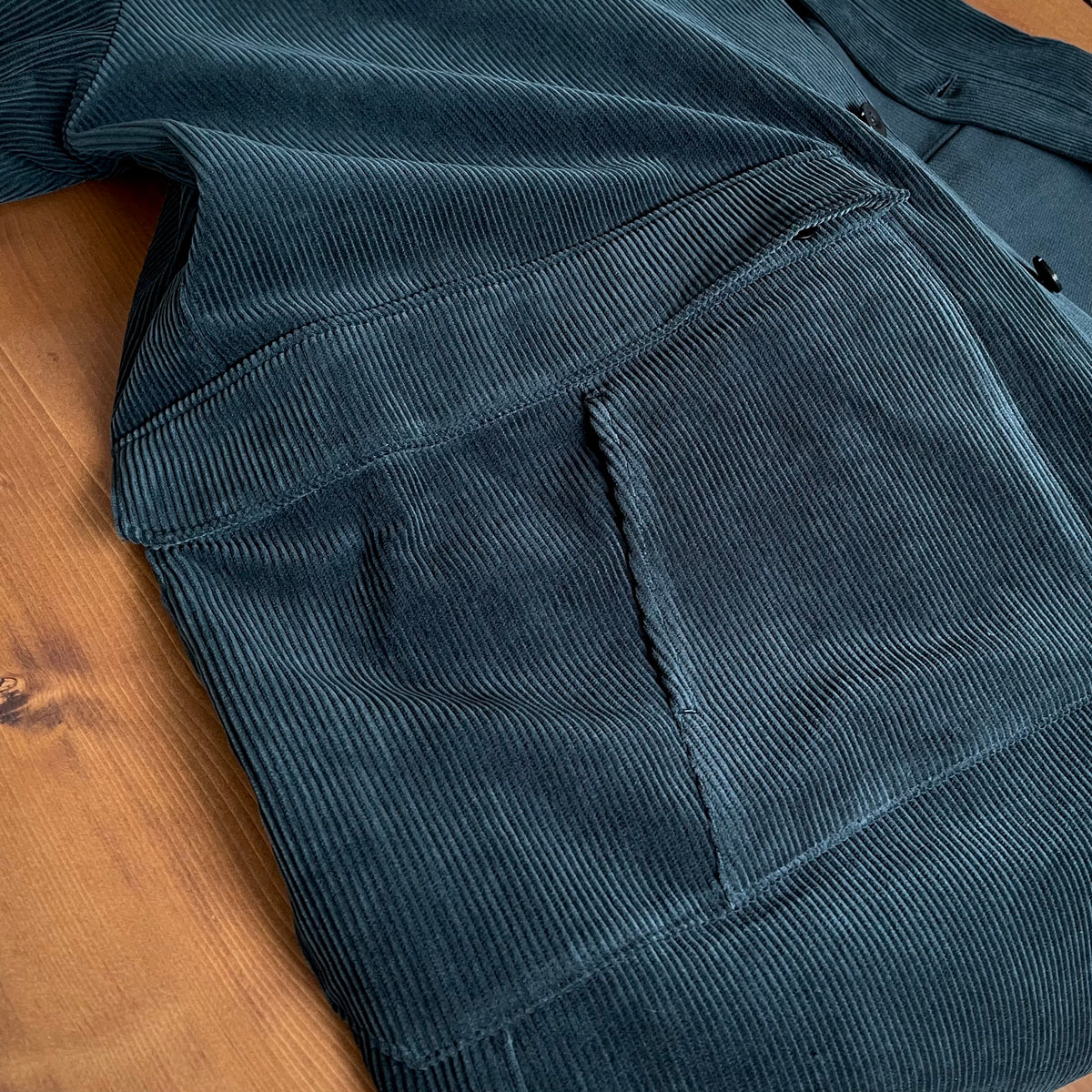 ASEEDONCLOUD Handwerker HW overcoat コーデュロイ素材のダークグリーン色オーバーコート品番262106 右側A4サイズポケットディテール