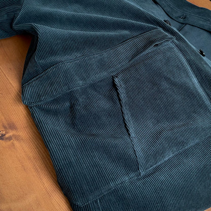 ASEEDONCLOUD Handwerker HW overcoat コーデュロイ素材のダークグリーン色オーバーコート品番262106 右側A4サイズポケットディテール