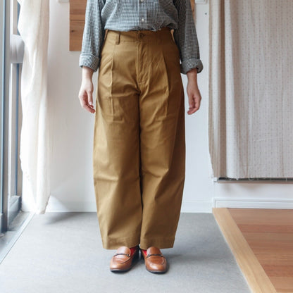 身長156cmのスタッフによるASEEDONCLOUD Handwerker ワイドトラウザーズの正面からの着用写真