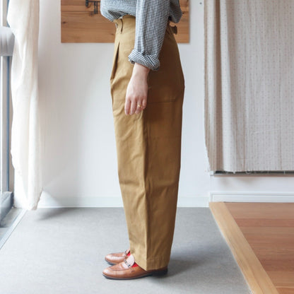 身長156cmのスタッフによるASEEDONCLOUD Handwerker ワイドトラウザーズの側面からの着用写真