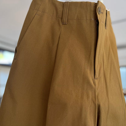 ASEEDONCLOUD Handwerker ダック地ワイドトラウザーズ（キャメル・品番:241512）のフロントタックディテール写真