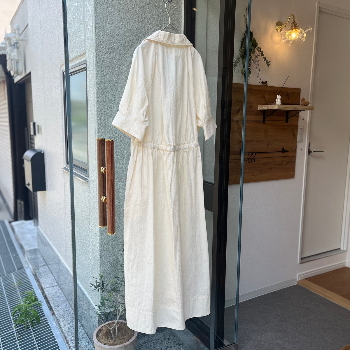 ASEEDONCLOUD 巡礼歌 “旅祈り服”のドレスワンピース（品番:241302）の商品単体（ハンガー掛け）背面写真