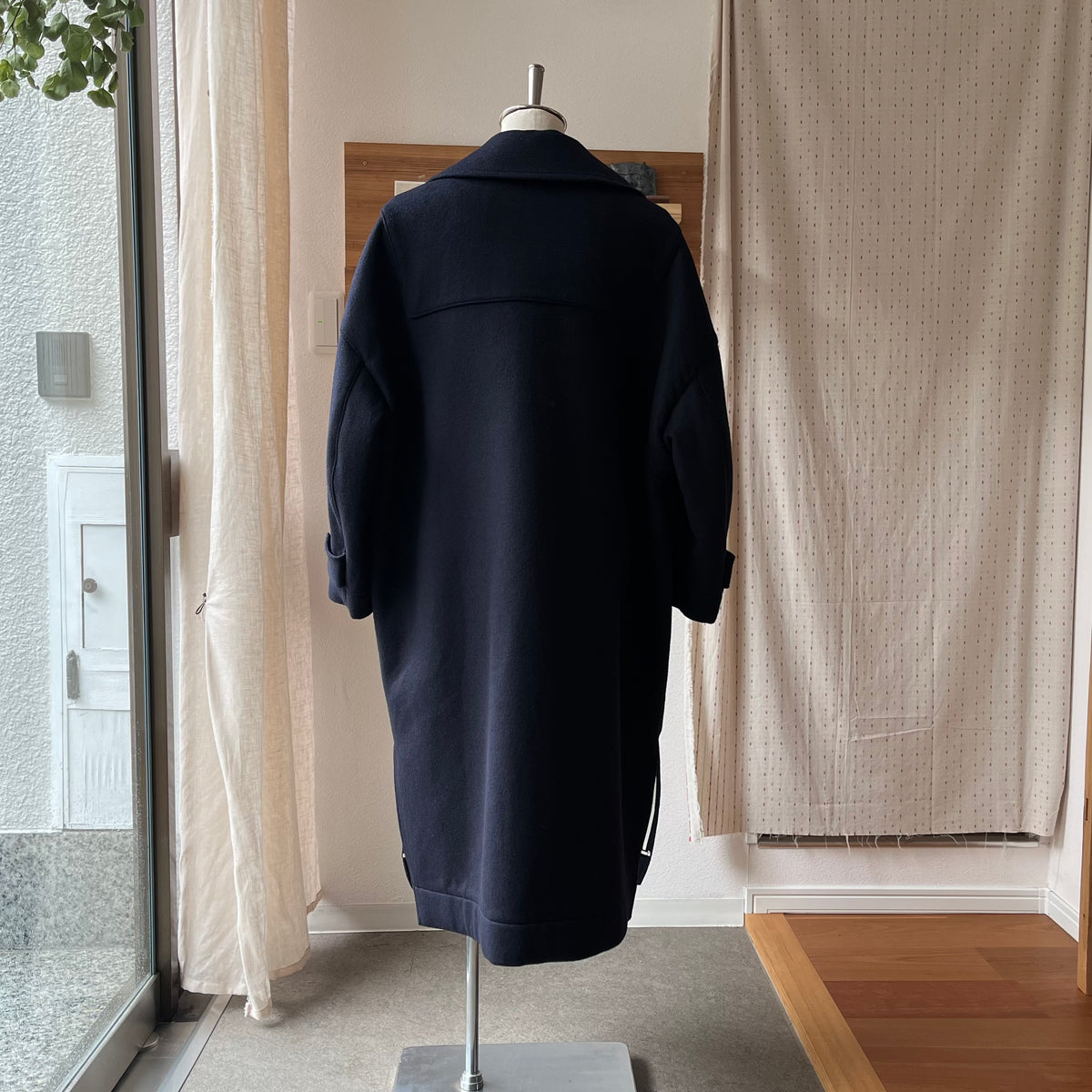 【ASEEDONCLÖUD】Memories coat（品番: 262103 / ネイビー）Mother's melton マザーズコートの全体背面シルエット