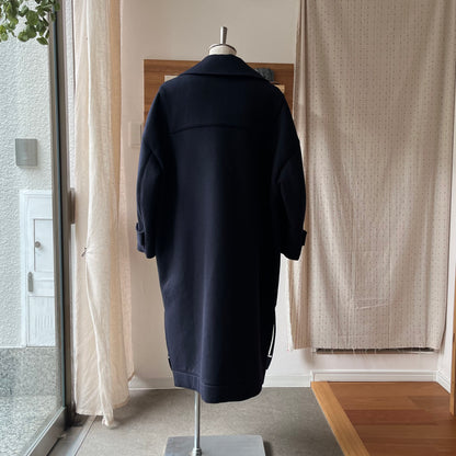 【ASEEDONCLÖUD】Memories coat（品番: 262103 / ネイビー）Mother's melton マザーズコートの全体背面シルエット