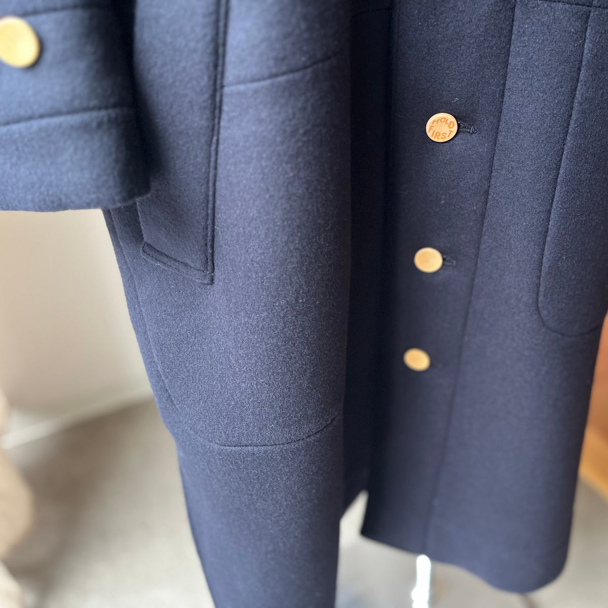 【ASEEDONCLÖUD】Memories coat（品番: 262103 / ネイビー）下部フロントボタンおよびMother's meltonのディテール