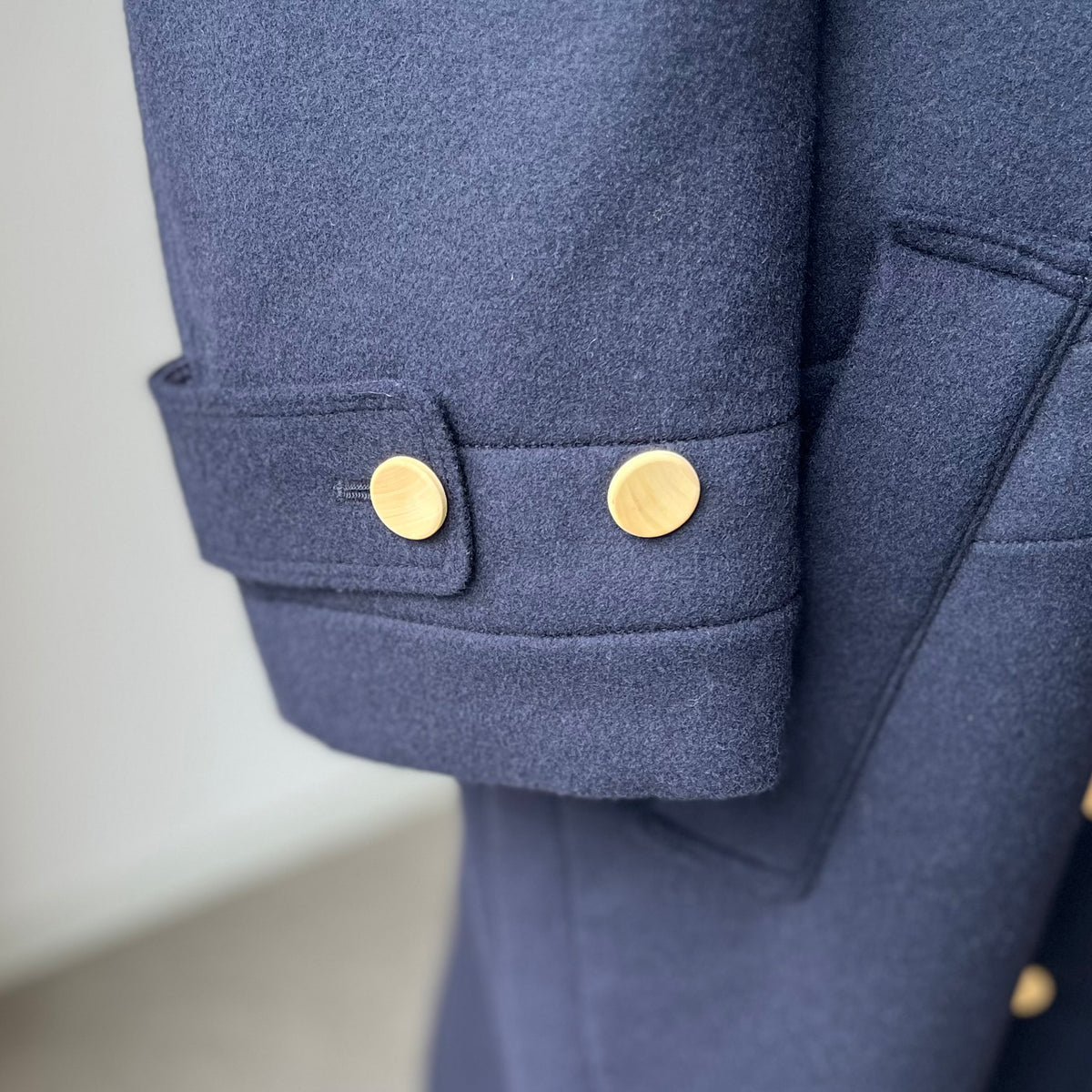 【ASEEDONCLÖUD】Memories coat（品番: 262103 / ネイビー）袖口の木製ボタンおよびMother's meltonのディテール
