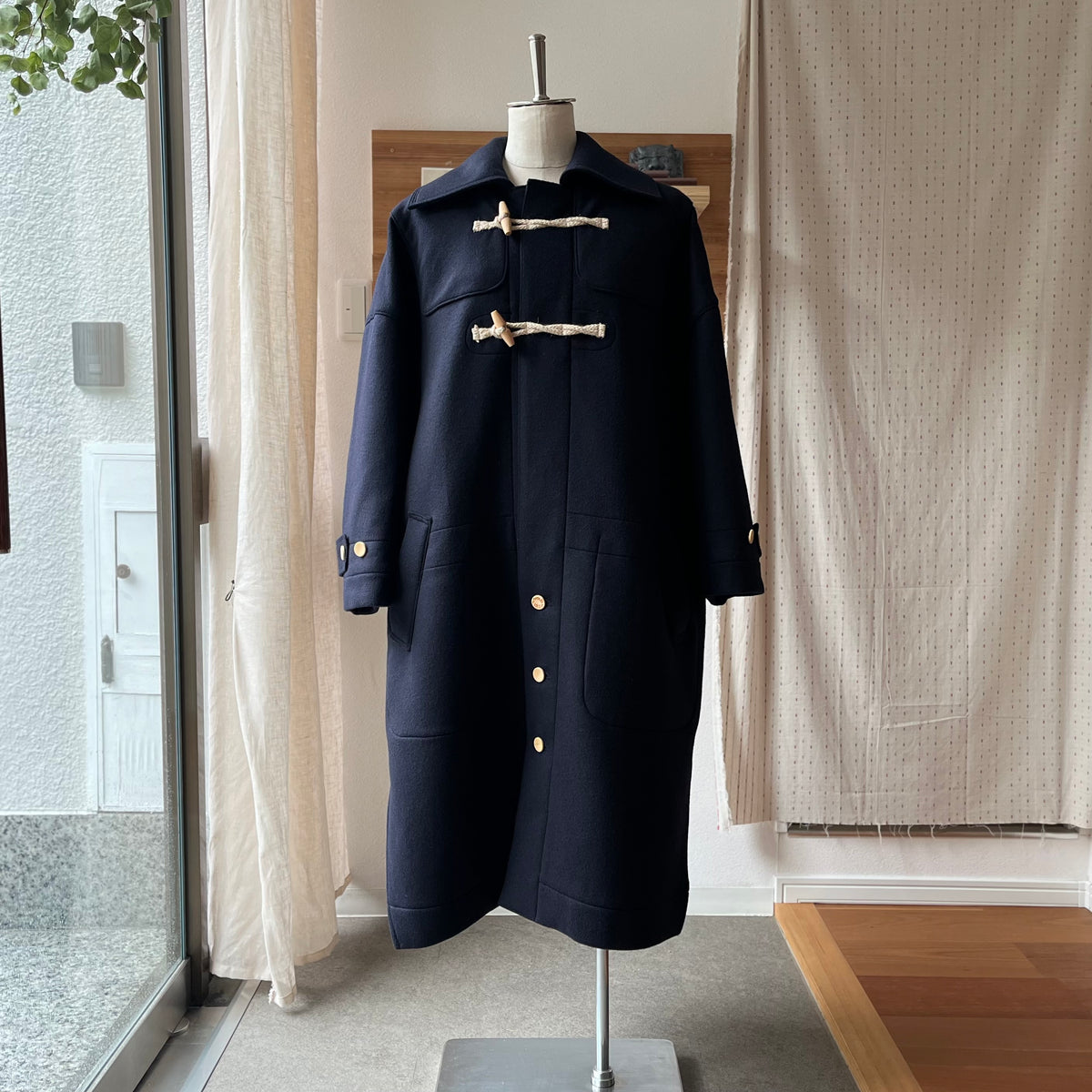 【ASEEDONCLÖUD】Memories coat（品番: 262103 / ネイビー）Mother's melton マザーズコートの全体正面シルエット