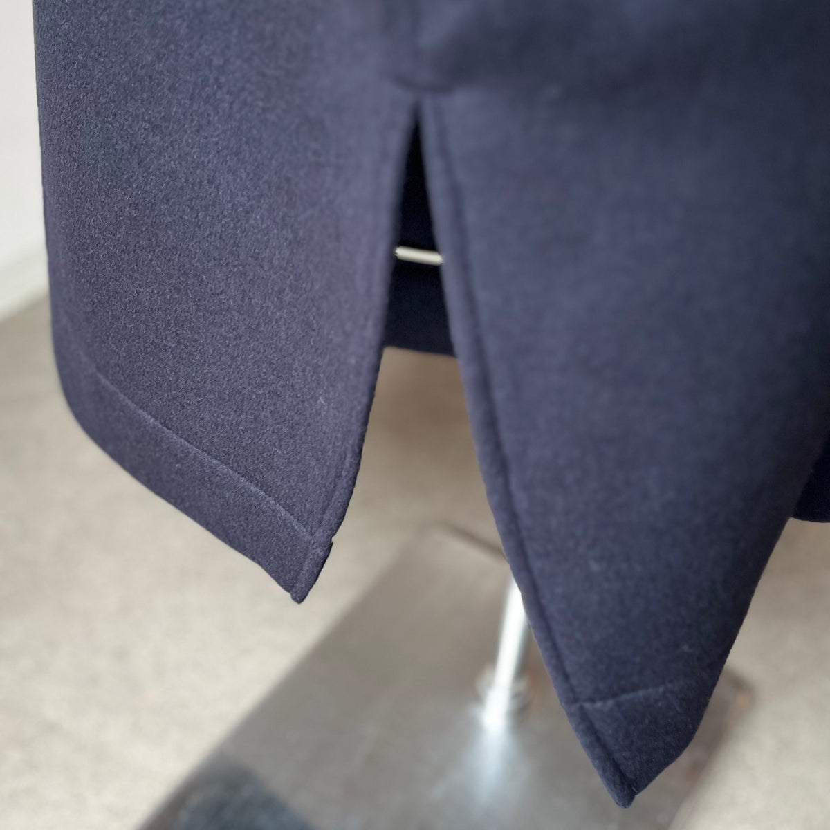 【ASEEDONCLÖUD】Memories coat（品番: 262103 / ネイビー）裾のサイドスリットおよびMother's meltonのディテール