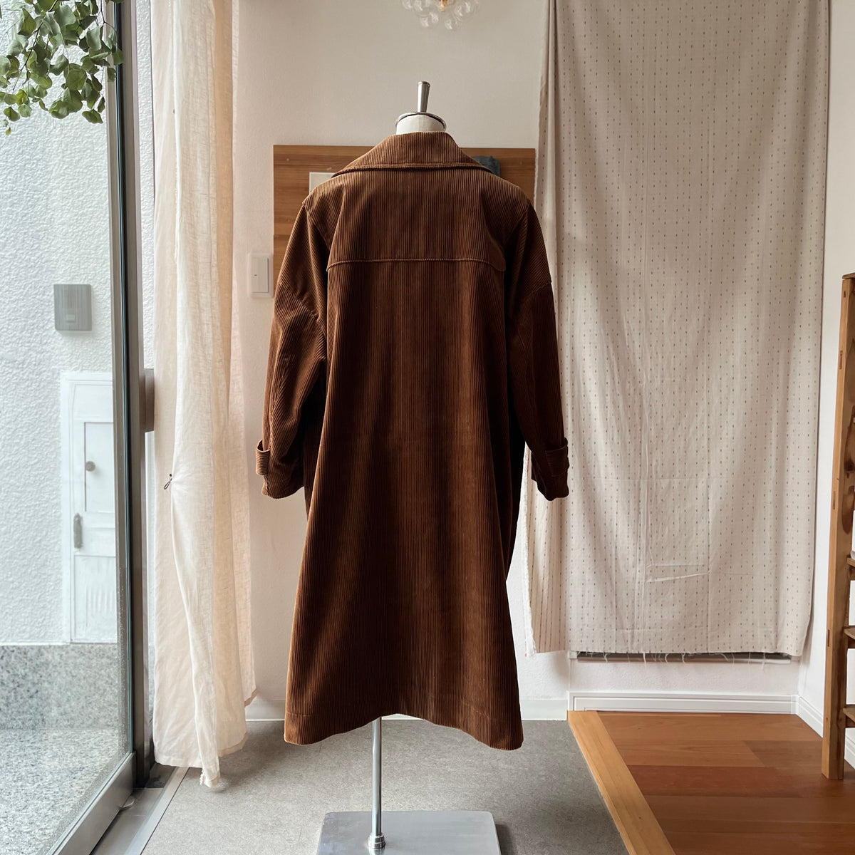 【ASEEDONCLÖUD】Memories coat（品番: 262104 / ブラウン）8Wコーデュロイ マザーズコートの全体背面シルエット