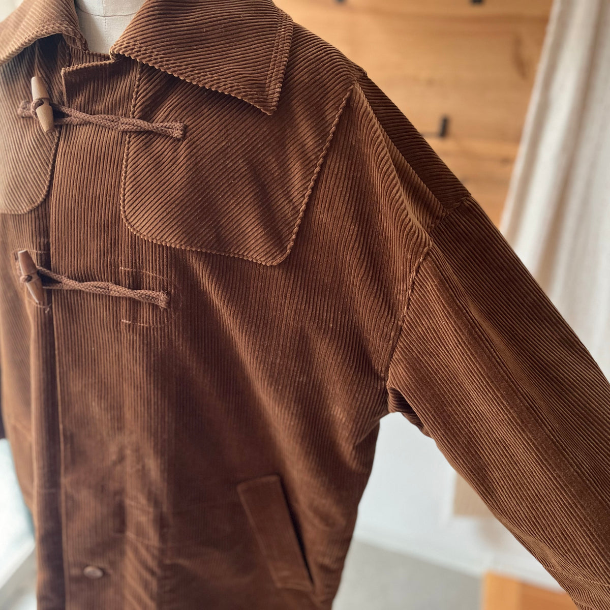 【ASEEDONCLÖUD】Memories coat（品番: 262104 / ブラウン）身幅まわりのシルエットおよび8Wコーデュロイの生地感