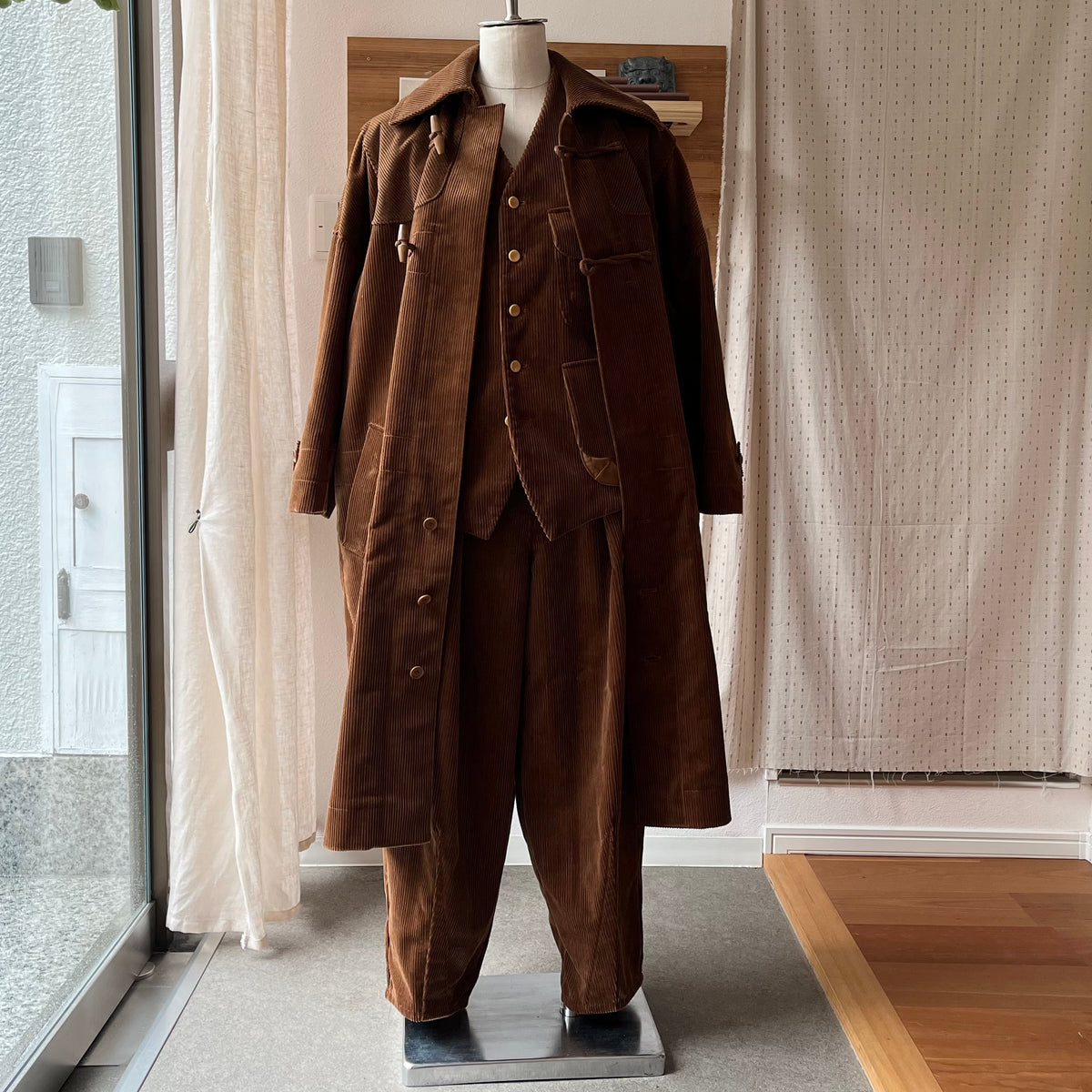 【ASEEDONCLÖUD】Memories coat（品番: 262104 / ブラウン）同素材のレイルウェイユニフォームジャケット（品番: 262202）およびパンツ（品番: 262502）と合わせた8Wコーデュロイのトータルコーディネート