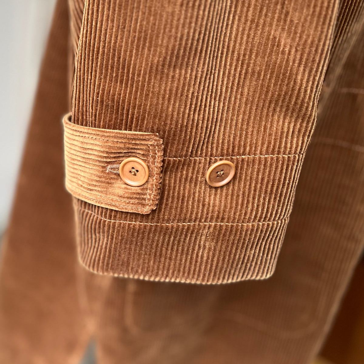【ASEEDONCLÖUD】Memories coat（品番: 262104 / ブラウン）袖口のボタンおよびコーデュロイ生地のディテール