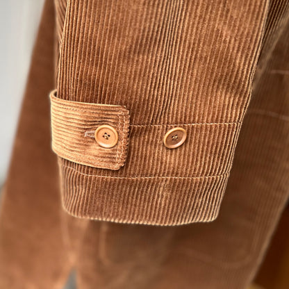 【ASEEDONCLÖUD】Memories coat（品番: 262104 / ブラウン）袖口のボタンおよびコーデュロイ生地のディテール