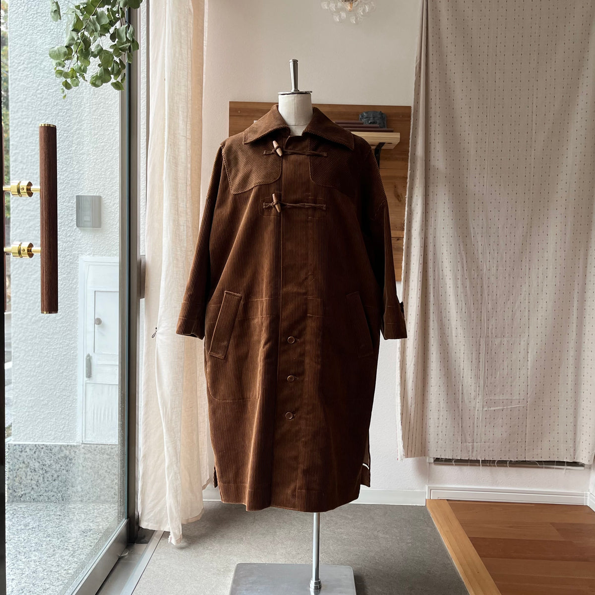 【ASEEDONCLÖUD】Memories coat（品番: 262104 / ブラウン）8Wコーデュロイ マザーズコートの全体正面シルエット
