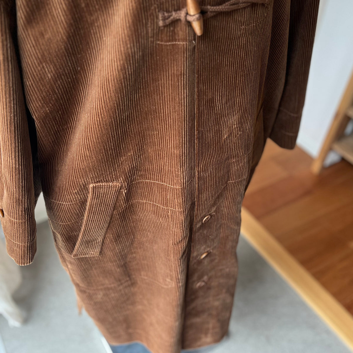【ASEEDONCLÖUD】Memories coat（品番: 262104 / ブラウン）フロントのトグルボタンおよびループのディテール