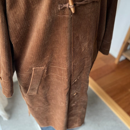 【ASEEDONCLÖUD】Memories coat（品番: 262104 / ブラウン）フロントのトグルボタンおよびループのディテール