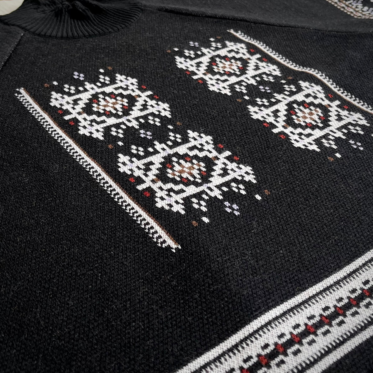 【ASEEDONCLÖUD】Memories pull on knit（品番: 262807 / ブラック）フロントの10周年リバイバル幾何学柄の拡大詳細