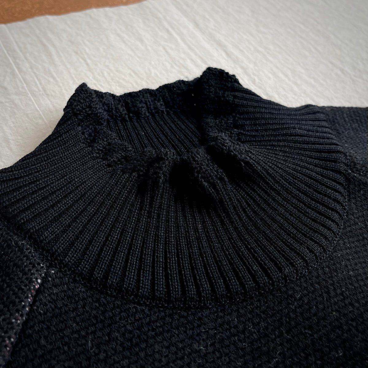 【ASEEDONCLÖUD】Memories pull on knit（品番: 262807 / ブラック）フリルボトルネックのアップ・ディテール