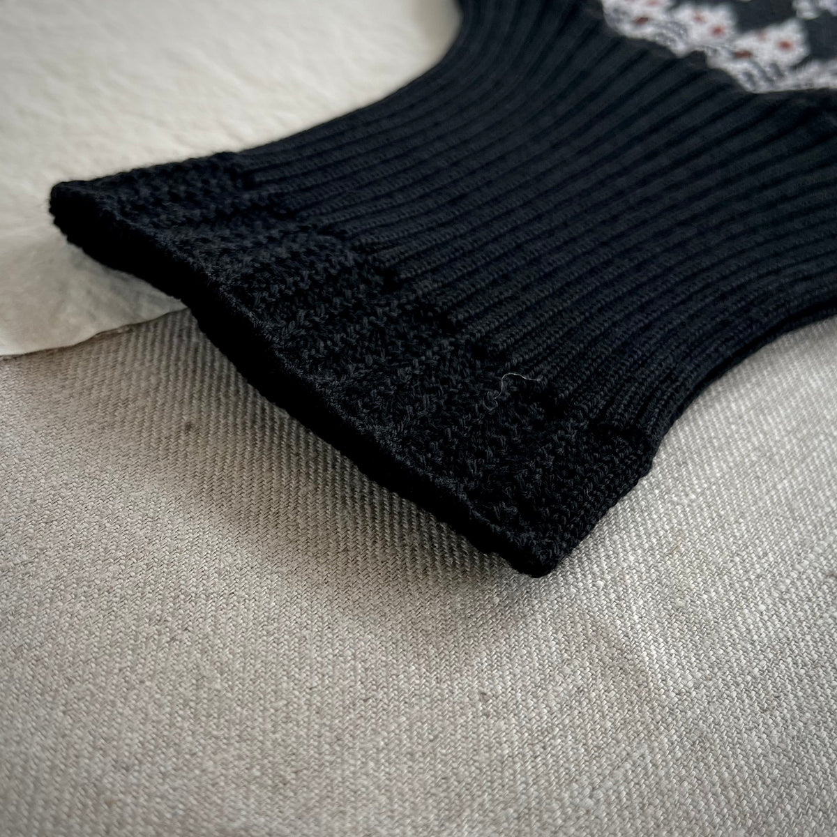 【ASEEDONCLÖUD】Memories pull on knit（品番: 262807 / ブラック）袖の10周年リバイバル柄とロングカフスの詳細