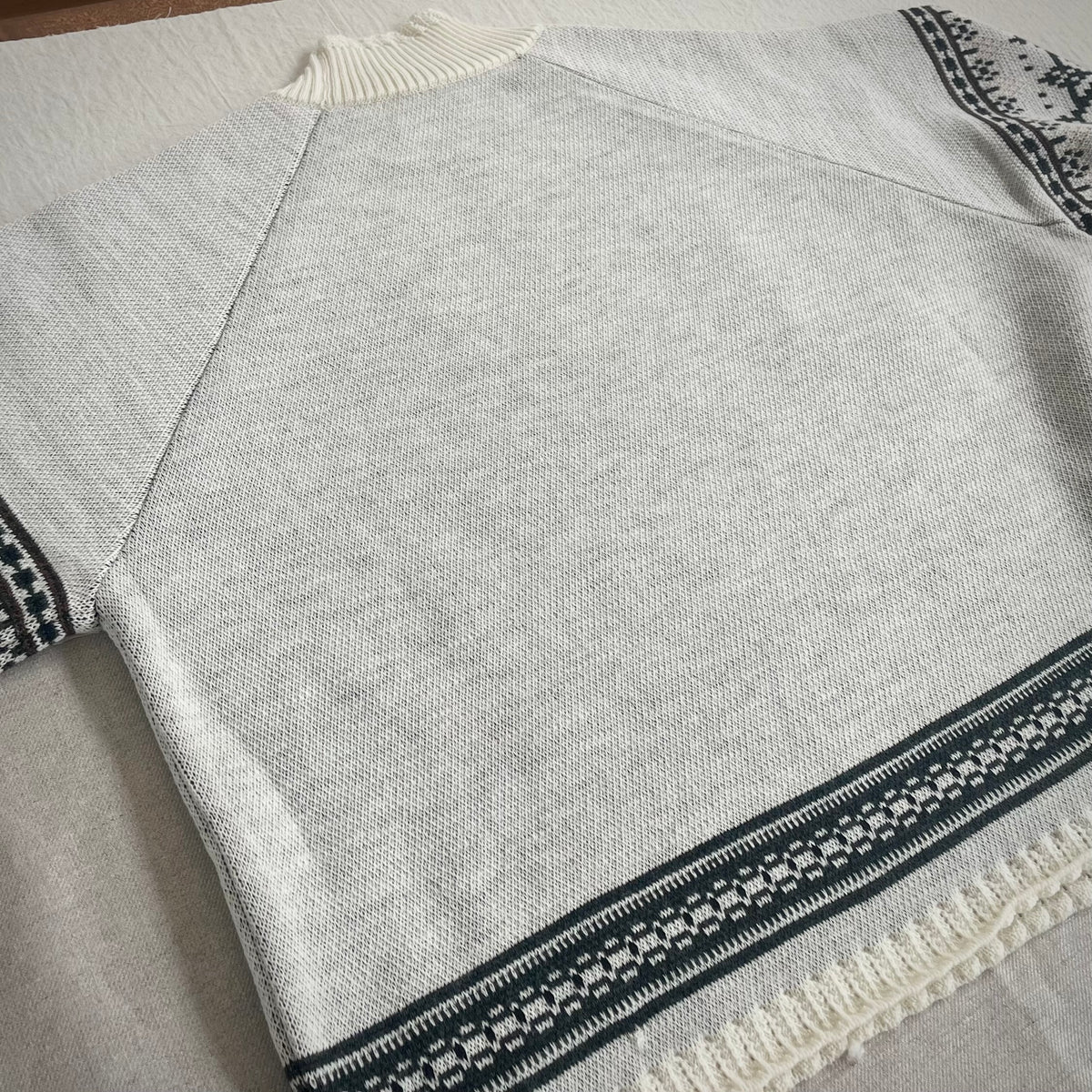 【ASEEDONCLÖUD】Memories pull on knit（品番: 262807 / オフホワイト）全体の背面シルエット