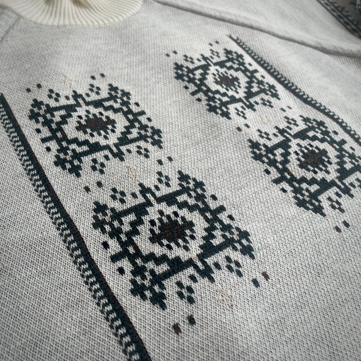 【ASEEDONCLÖUD】Memories pull on knit（品番: 262807 / オフホワイト）フロントの10周年リバイバル幾何学柄の拡大詳細
