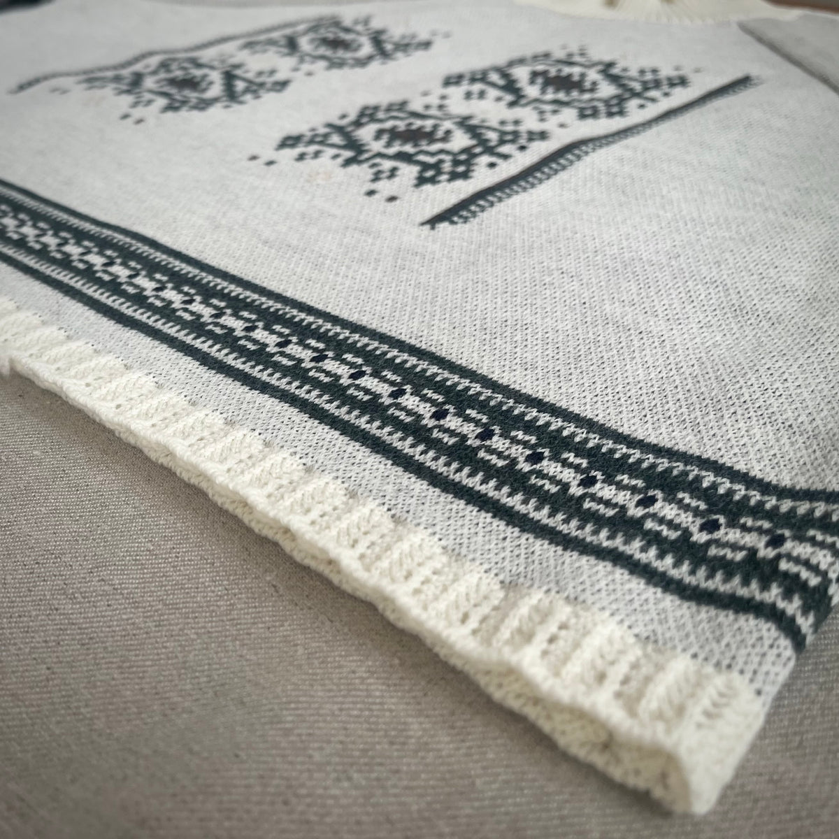 【ASEEDONCLÖUD】Memories pull on knit（品番: 262807 / オフホワイト）裾のリブと編地デザインの詳細