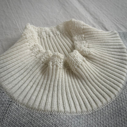【ASEEDONCLÖUD】Memories pull on knit（品番: 262807 / オフホワイト）フリルボトルネックのアップ・ディテール