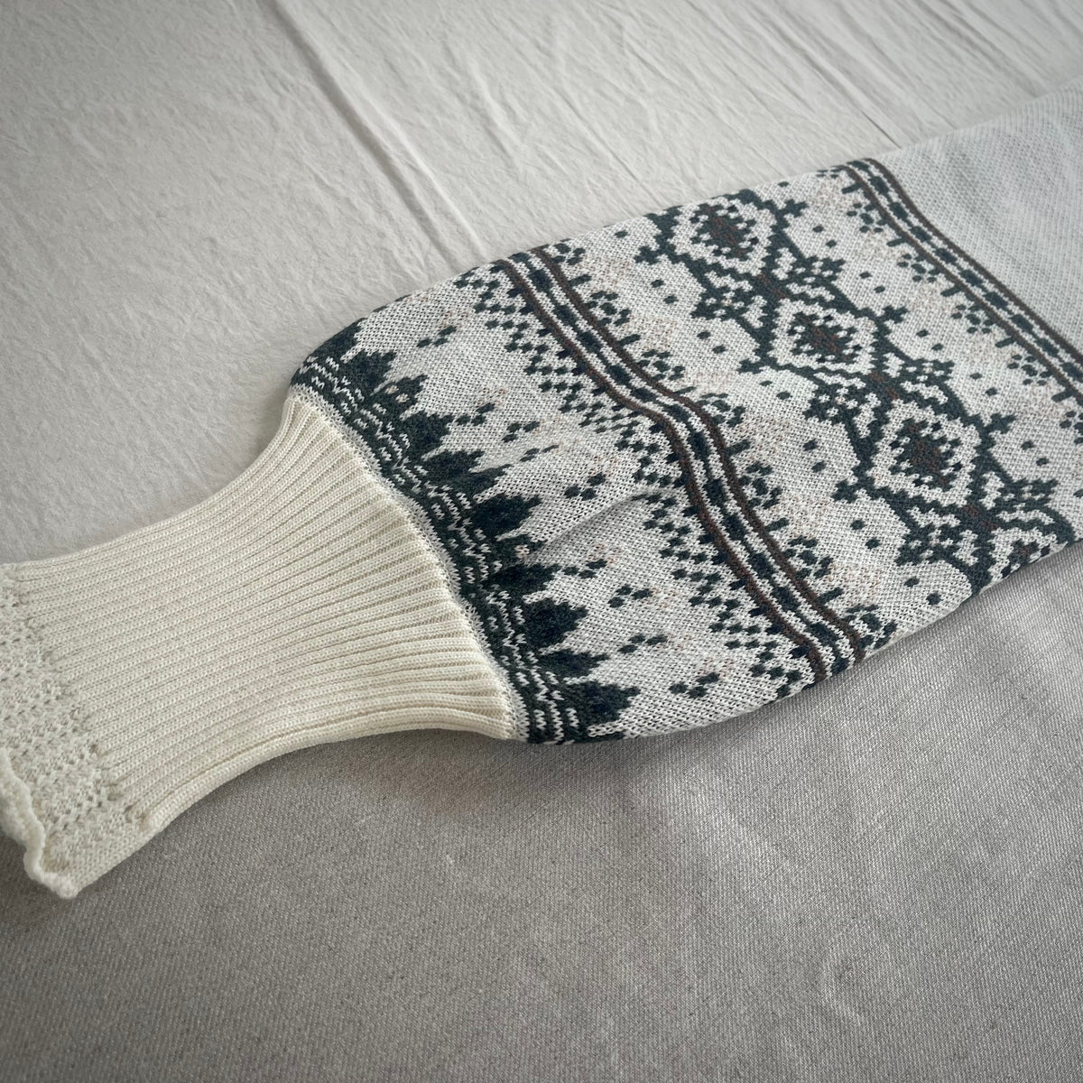 【ASEEDONCLÖUD】Memories pull on knit（品番: 262807 / オフホワイト）袖の10周年リバイバル柄とロングカフスの詳細
