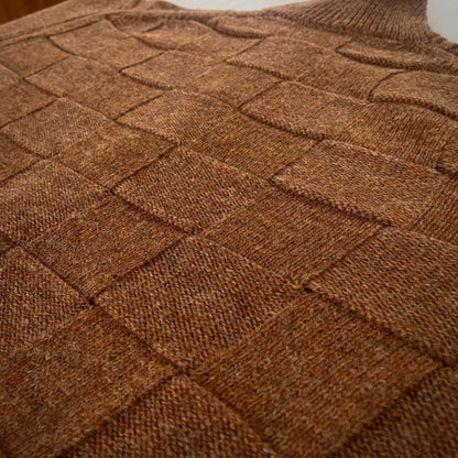 【ASEEDONCLÖUD】Okunensha cardigan（品番: 262803 / レンガ）全体の背面シルエットと編地の詳細