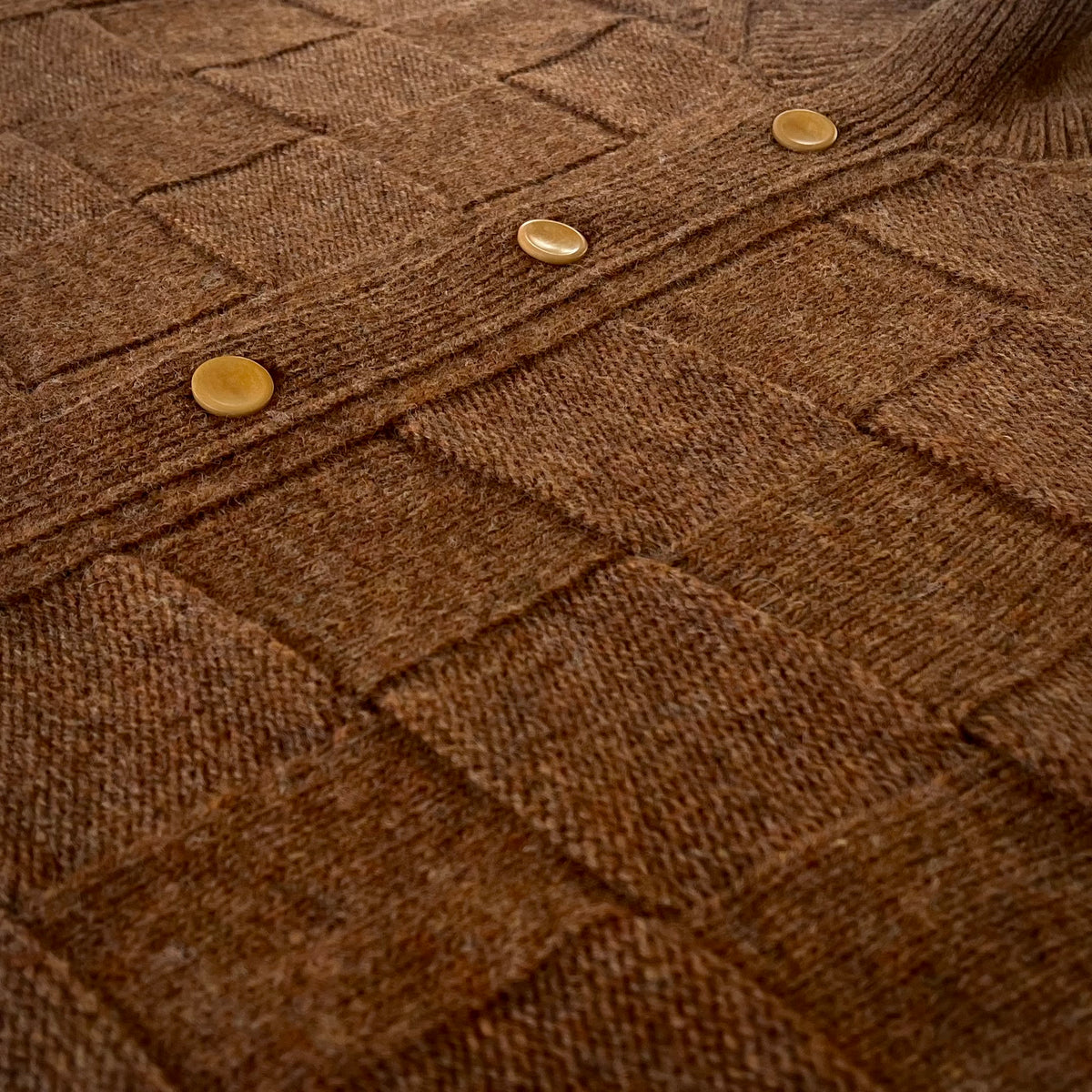 【ASEEDONCLÖUD】Okunensha cardigan（品番: 262803 / レンガ）格子柄のように継ぎはぎされたボディのデザイン詳細