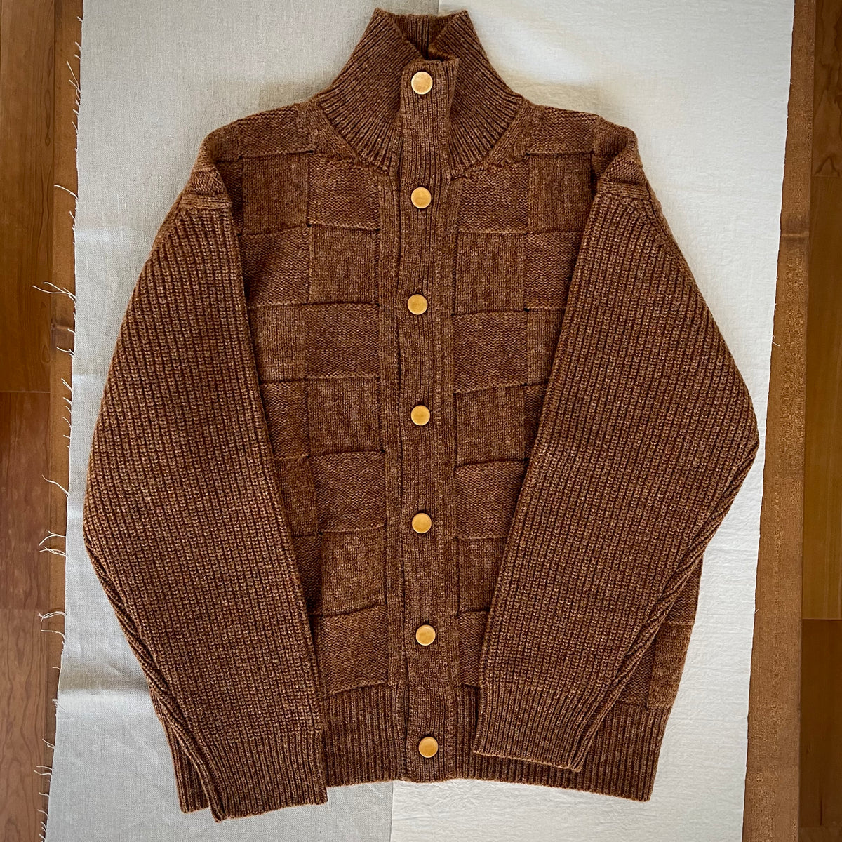 【ASEEDONCLÖUD】Okunensha cardigan（品番: 262803 / レンガ）全体正面のシルエット