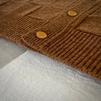 【ASEEDONCLÖUD】Okunensha cardigan（品番: 262803 / レンガ）裾のリブデザインと編地の詳細