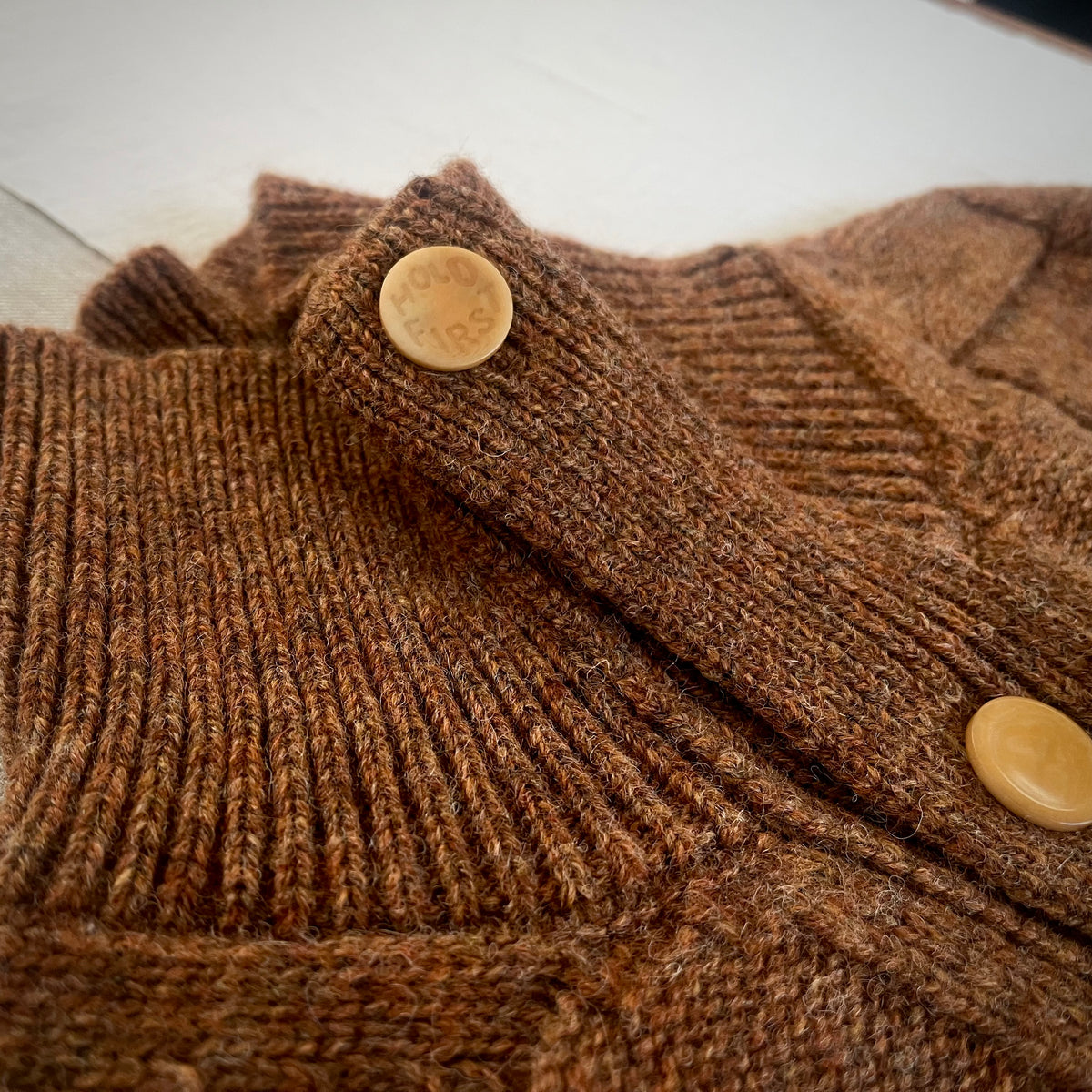 【ASEEDONCLÖUD】Okunensha cardigan（品番: 262803 / レンガ）ハイネックとボタンのディテール拡大