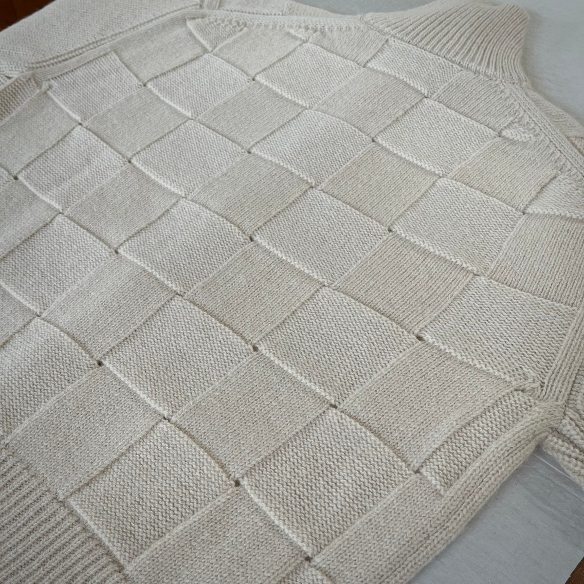 【ASEEDONCLÖUD】Okunensha cardigan（品番: 262803 / オフホワイト）全体の背面シルエットと編地の詳細