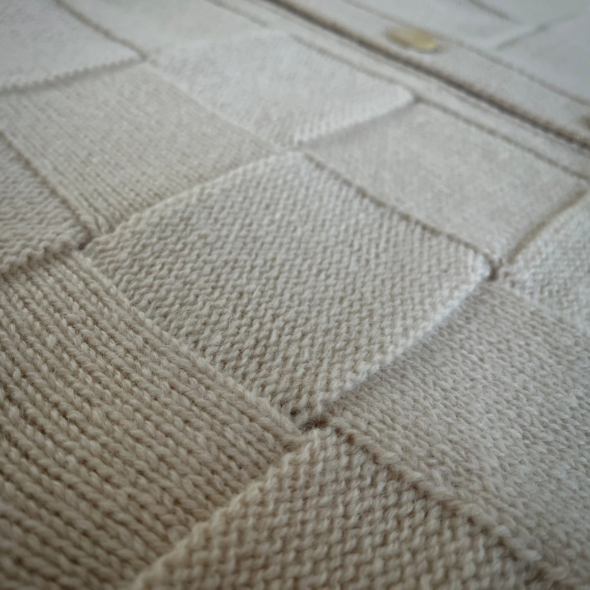 【ASEEDONCLÖUD】Okunensha cardigan（品番: 262803 / オフホワイト）格子柄のように継ぎはぎされたボディのデザイン詳細