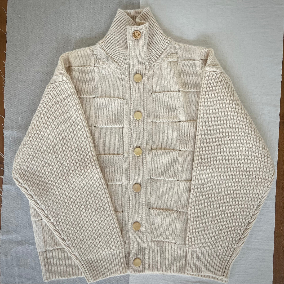 【ASEEDONCLÖUD】Okunensha cardigan（品番: 262803 / オフホワイト）全体正面のシルエット