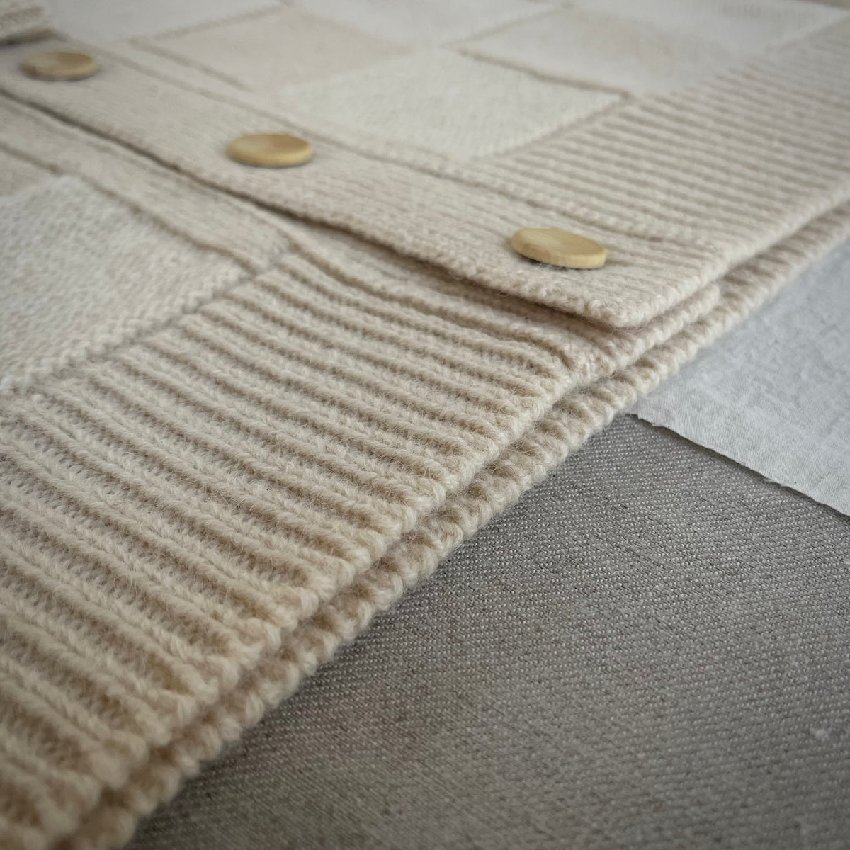 【ASEEDONCLÖUD】Okunensha cardigan（品番: 262803 / オフホワイト）裾のリブデザインと編地の詳細
