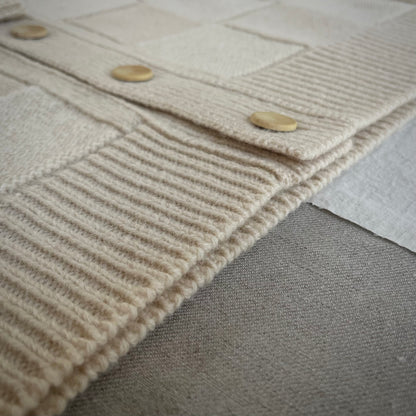 【ASEEDONCLÖUD】Okunensha cardigan（品番: 262803 / オフホワイト）裾のリブデザインと編地の詳細