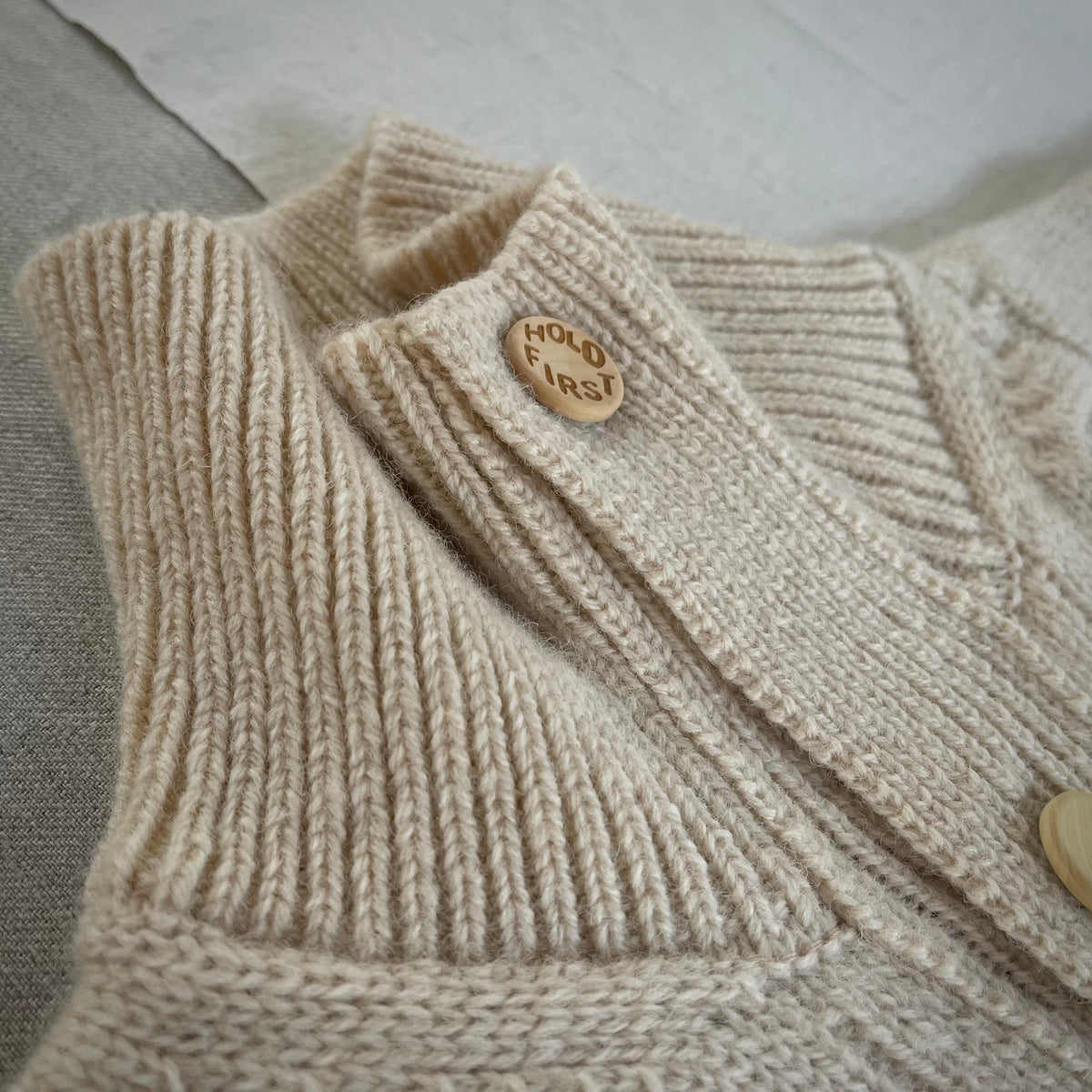 【ASEEDONCLÖUD】Okunensha cardigan（品番: 262803 / オフホワイト）ハイネックとボタンのディテール拡大