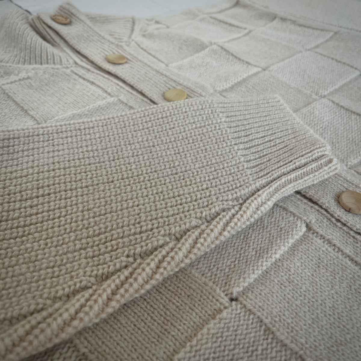【ASEEDONCLÖUD】Okunensha cardigan（品番: 262803 / オフホワイト）厚みのある伝統的なケーブル編みの袖の詳細